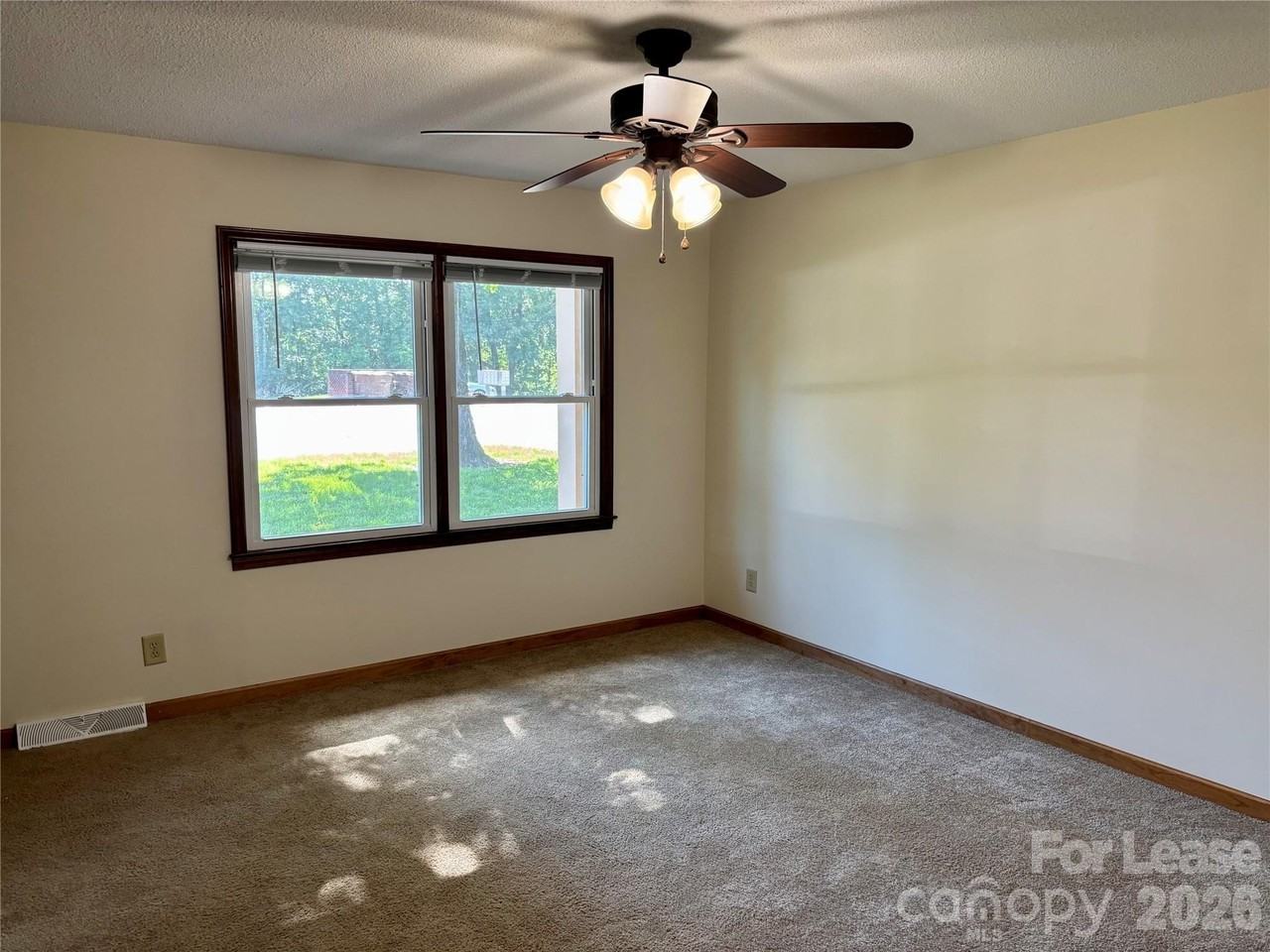 128 Hillcrest Dr - Photo 2 of 11