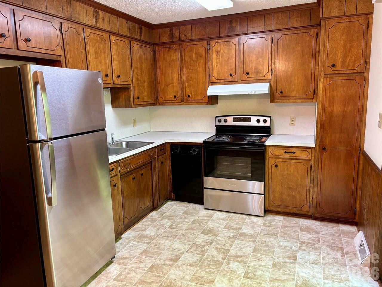 128 Hillcrest Dr - Photo 3 of 11