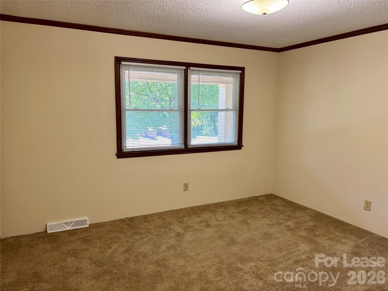 128 Hillcrest Dr - Photo 5 of 11