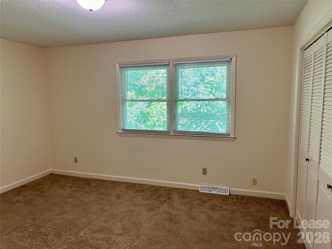 128 Hillcrest Dr - Photo 6 of 11