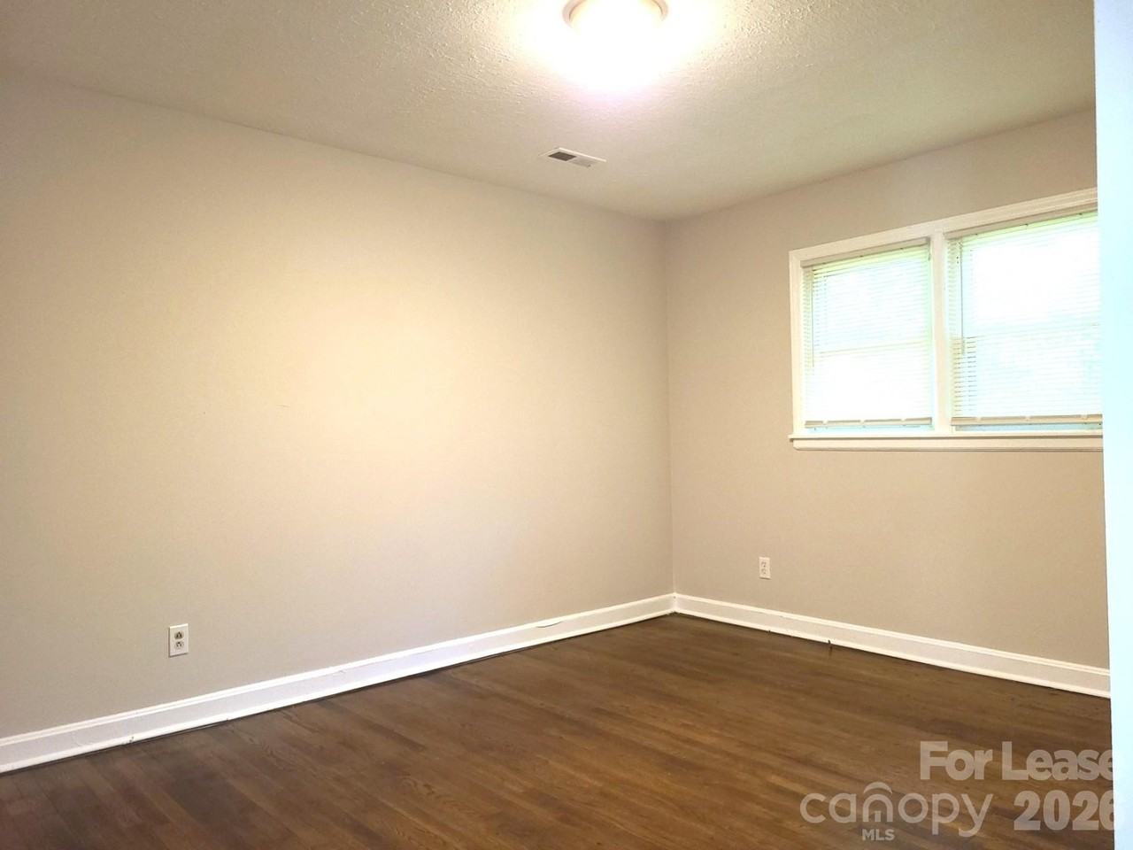 956 S Hoskins Rd - Photo 7 of 10