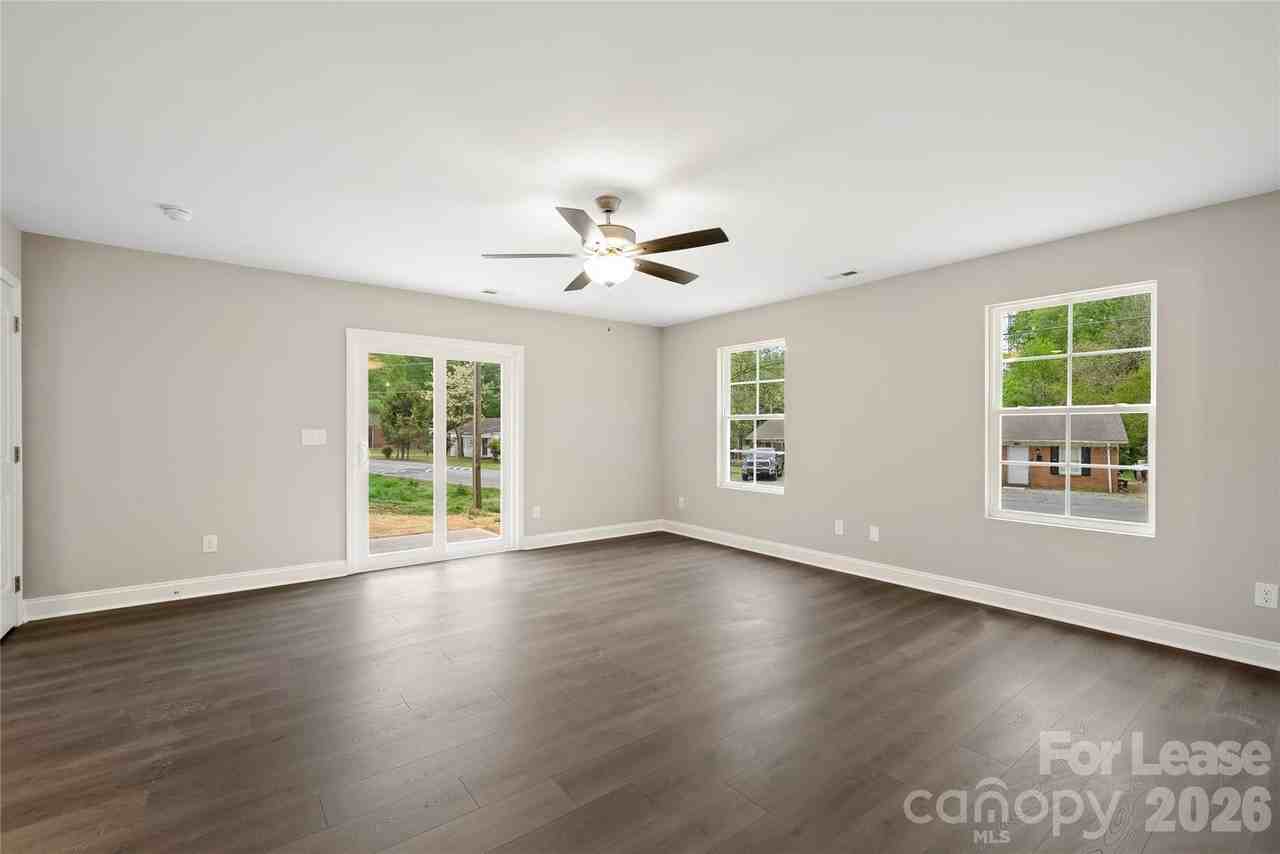 1007 Sioux St - Photo 5 of 33