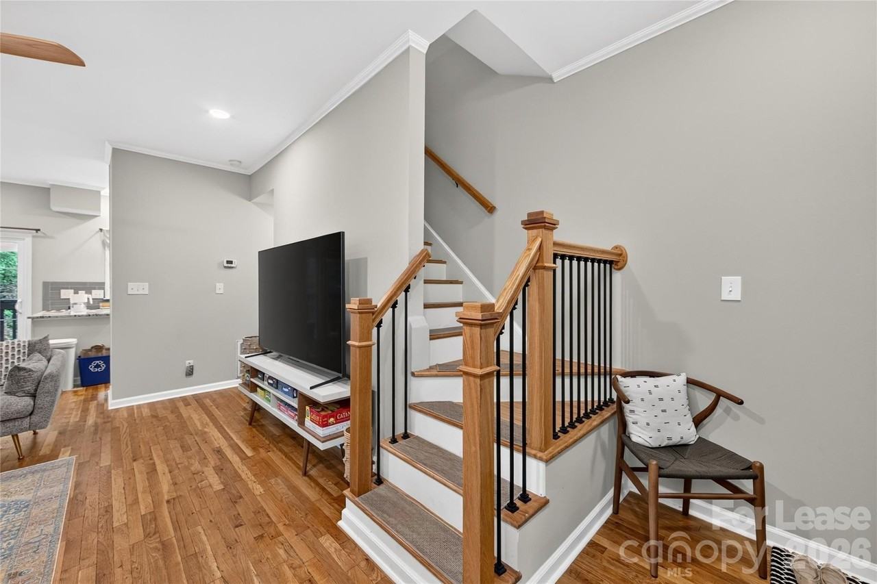 312 W 10th St - Photo 7 of 38