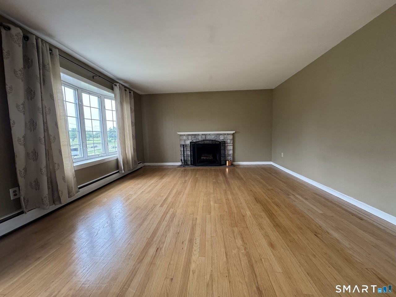 85 Maureen St - Photo 3 of 20