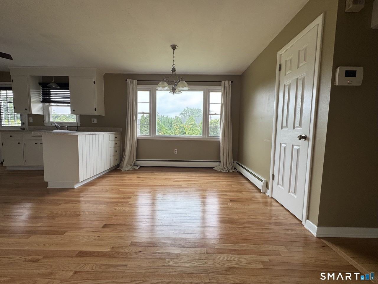 85 Maureen St - Photo 4 of 20