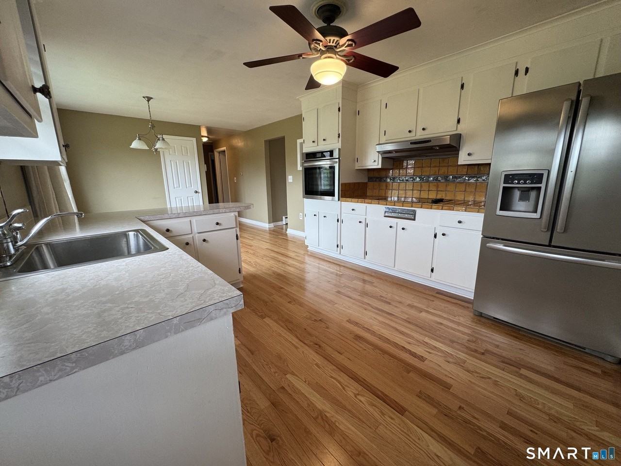 85 Maureen St - Photo 5 of 20