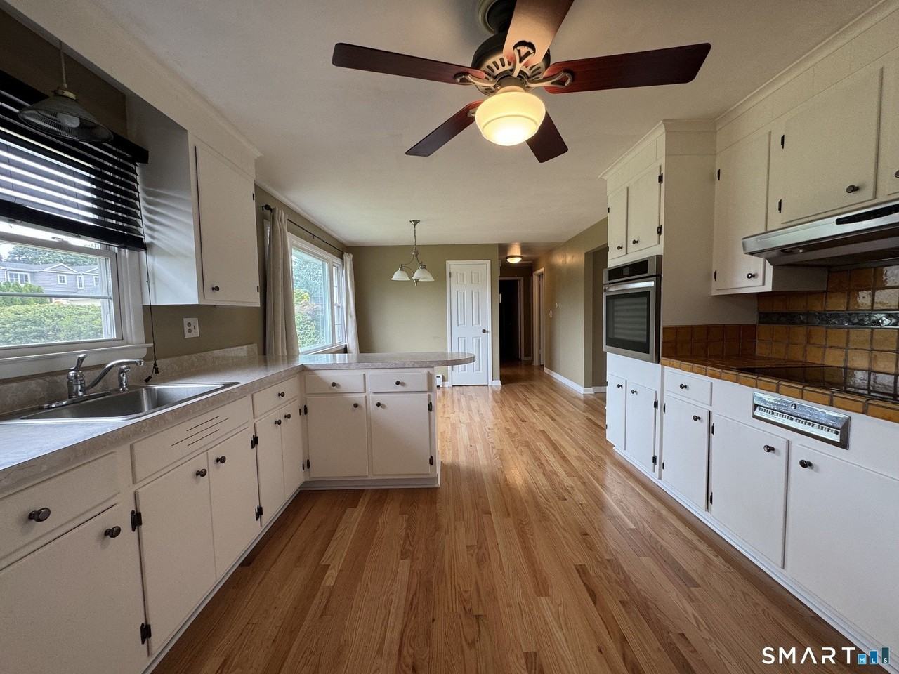 85 Maureen St - Photo 6 of 20