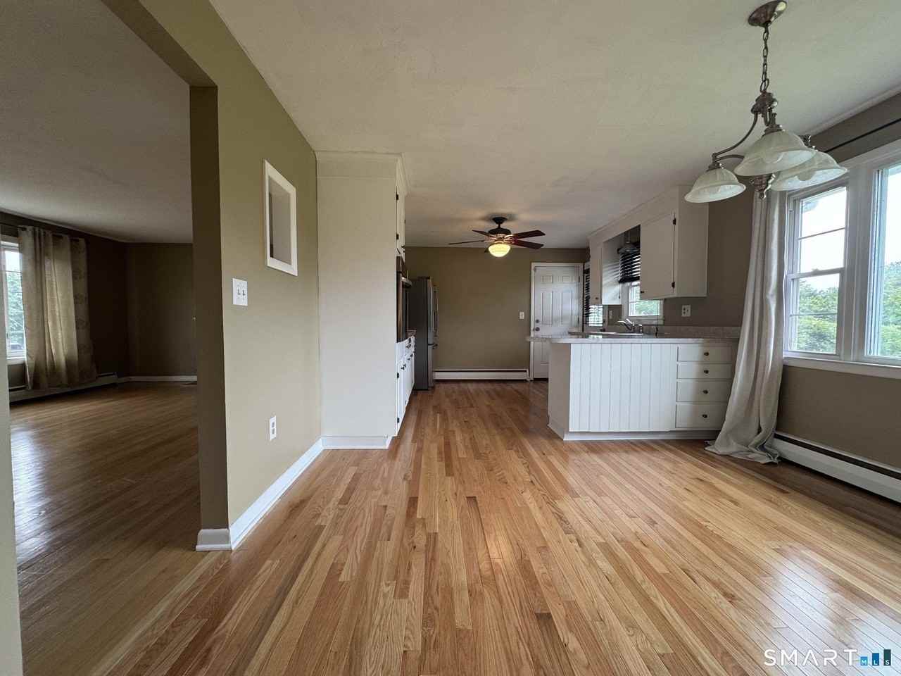 85 Maureen St - Photo 7 of 20