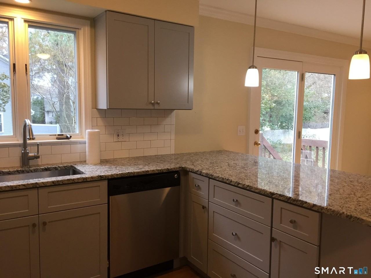 211 Hunyadi Ave - Photo 3 of 20