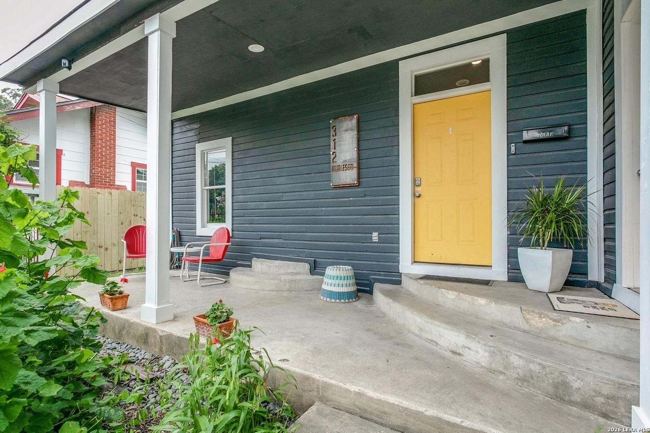 312 Burleson - Photo 4 of 25