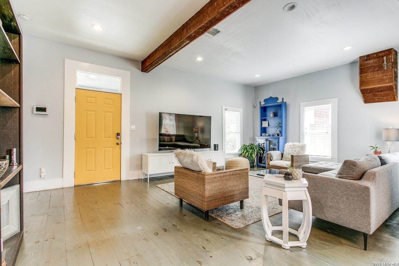 312 Burleson - Photo 5 of 25