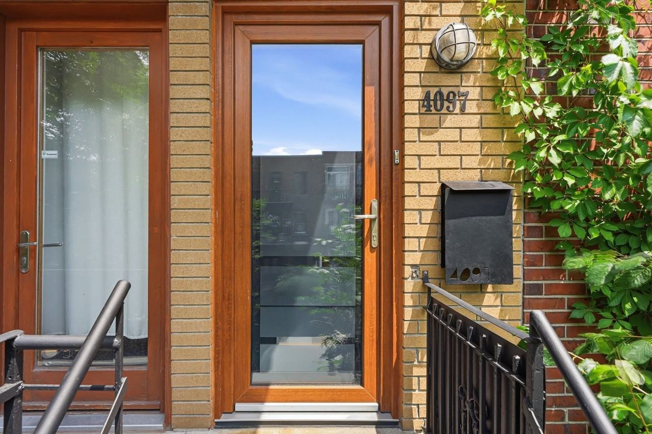 4097 Av Des érables - Photo 2 of 29