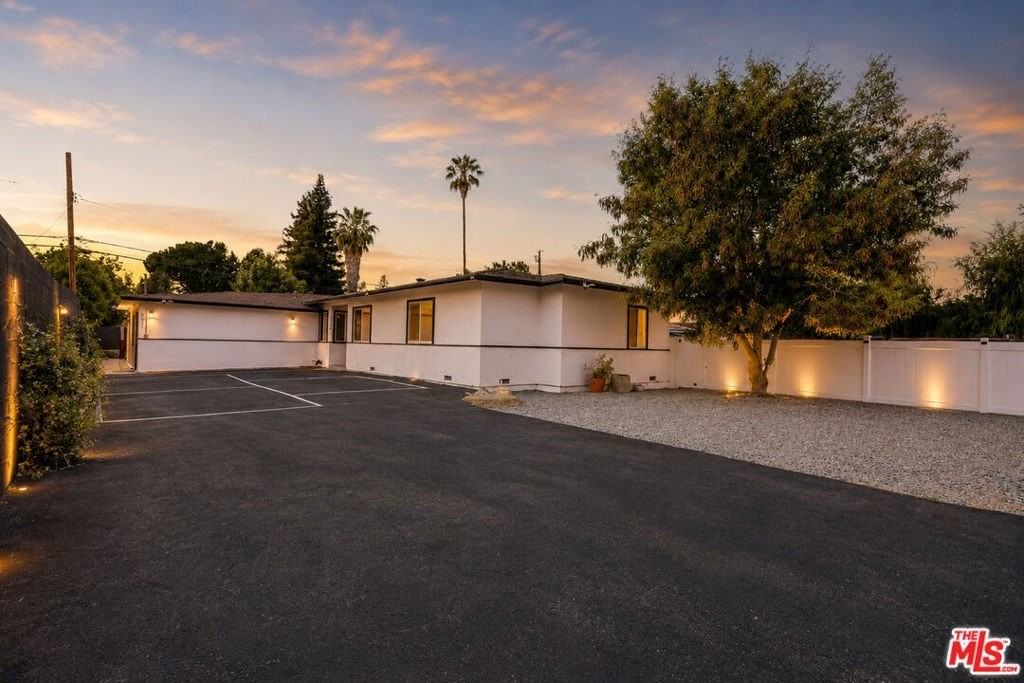 6033 Fallbrook Ave - Photo 4 of 17