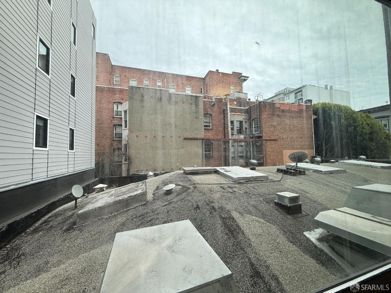 810 Hyde St - Photo 4 of 13