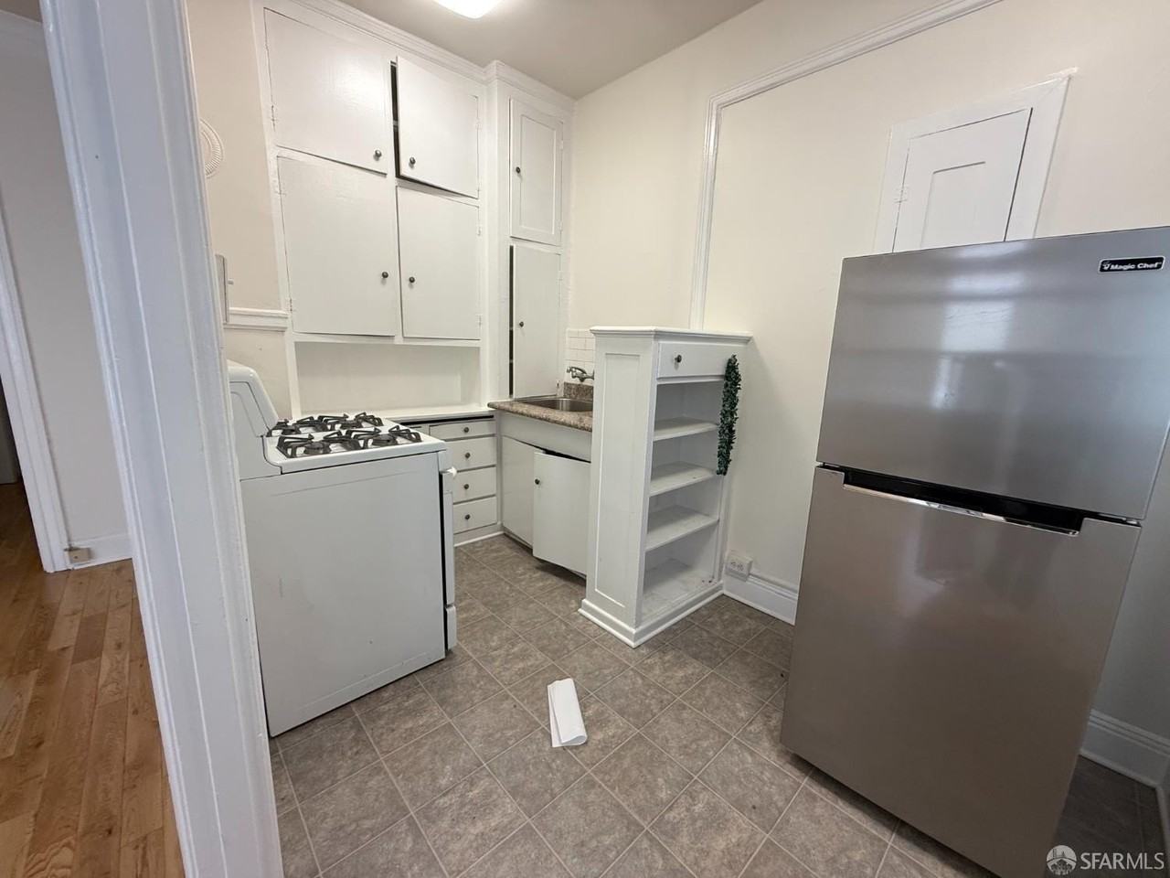 810 Hyde St - Photo 5 of 13