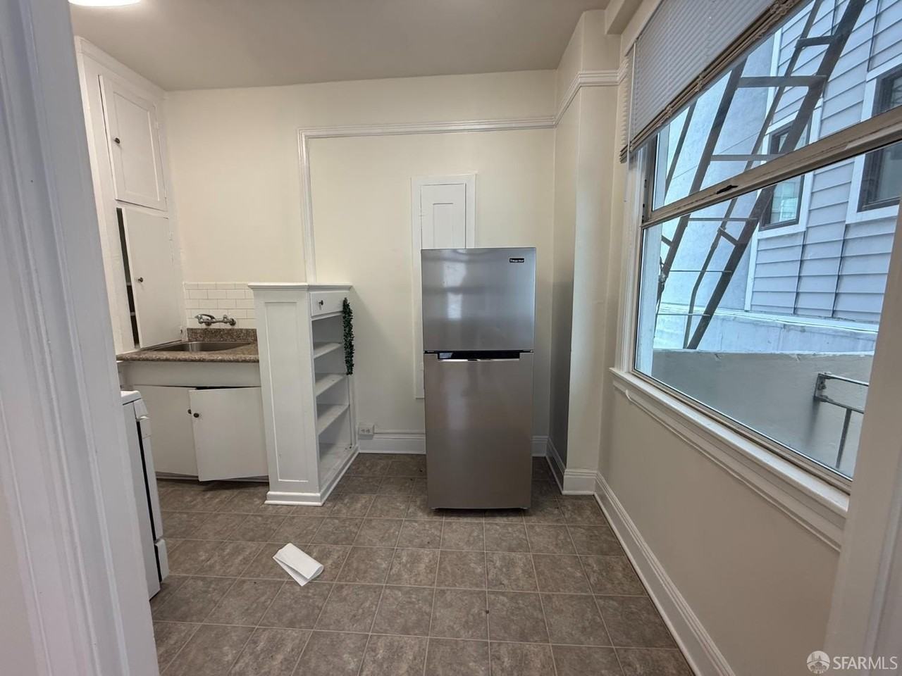 810 Hyde St - Photo 6 of 13