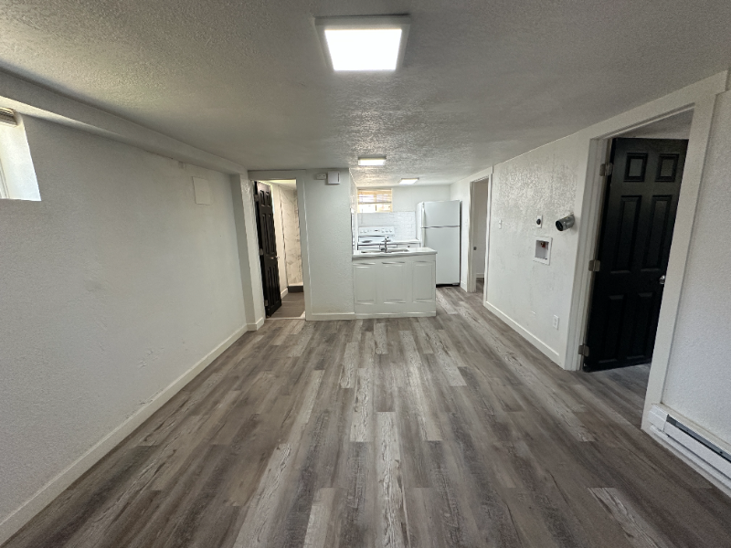 817 1st St #B - Photo 3 of 14