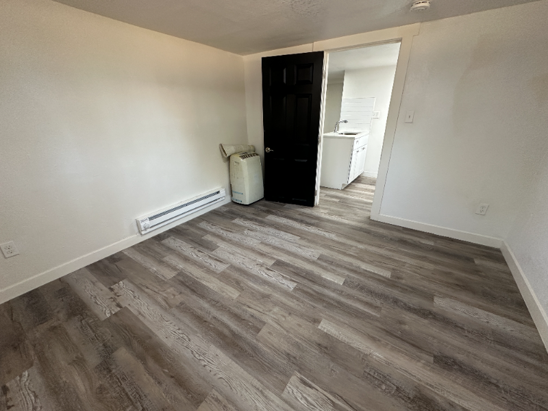 817 1st St #B - Photo 5 of 14