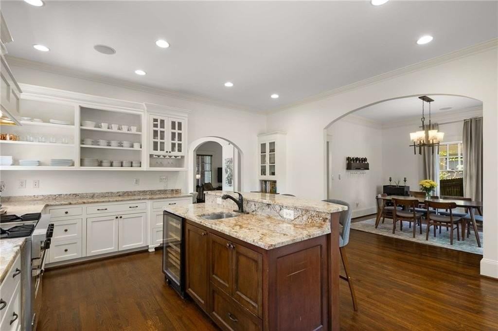 648 Cresthill Ave Ne - Photo 3 of 48