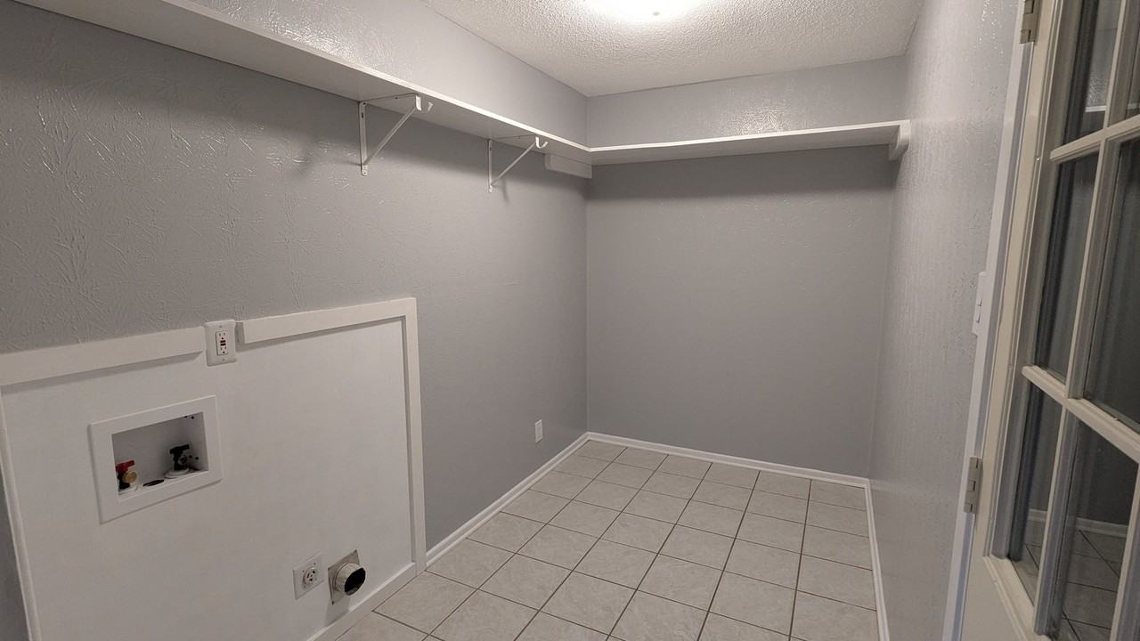 645 N Center St - Photo 5 of 13