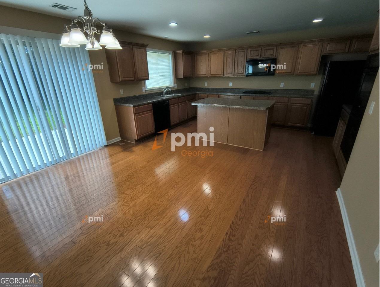 350 Fairmont Way - Photo 3 of 17