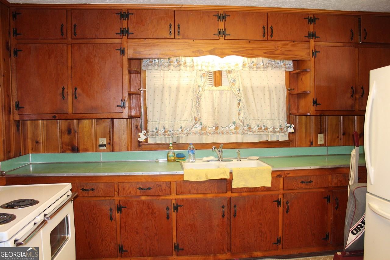 1115 W Spring St - Photo 2 of 6