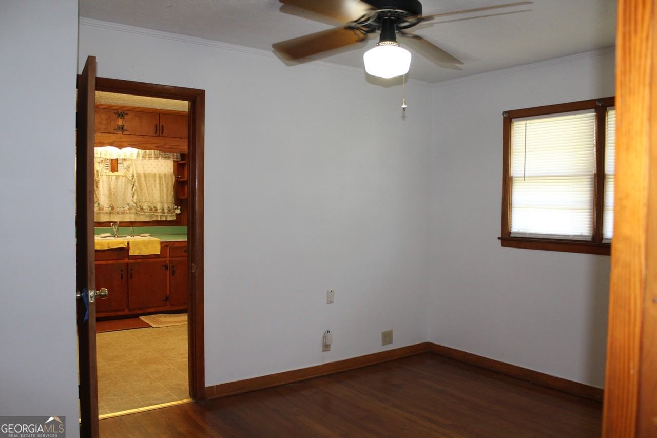 1115 W Spring St - Photo 4 of 6
