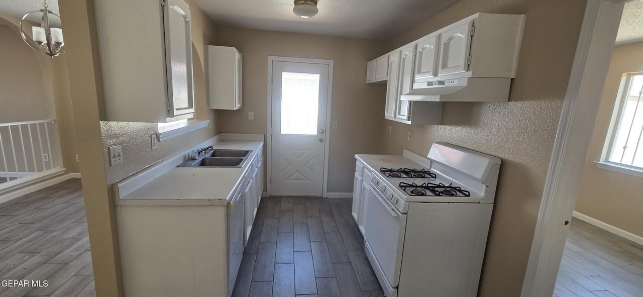 11559 Tony Ponce Dr - Photo 3 of 8