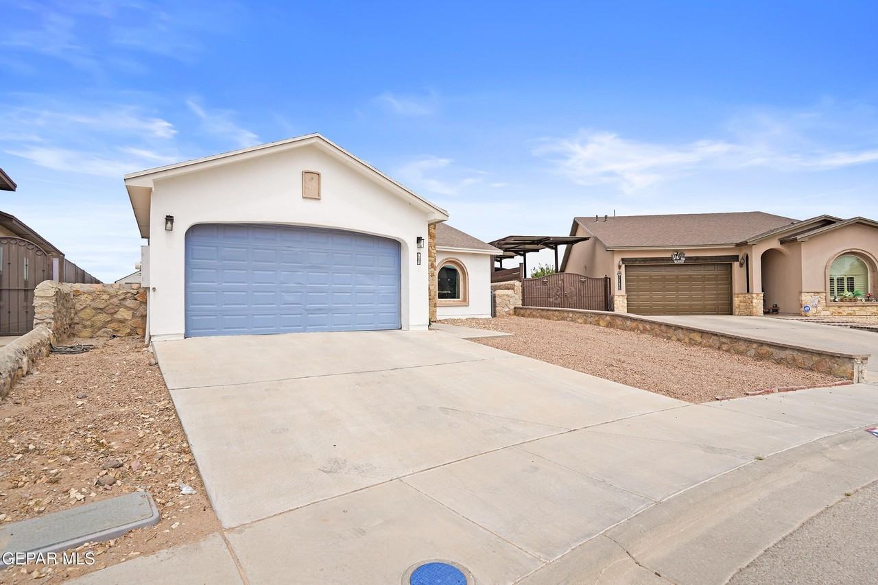 7161 N Skies Ln - Photo 3 of 29