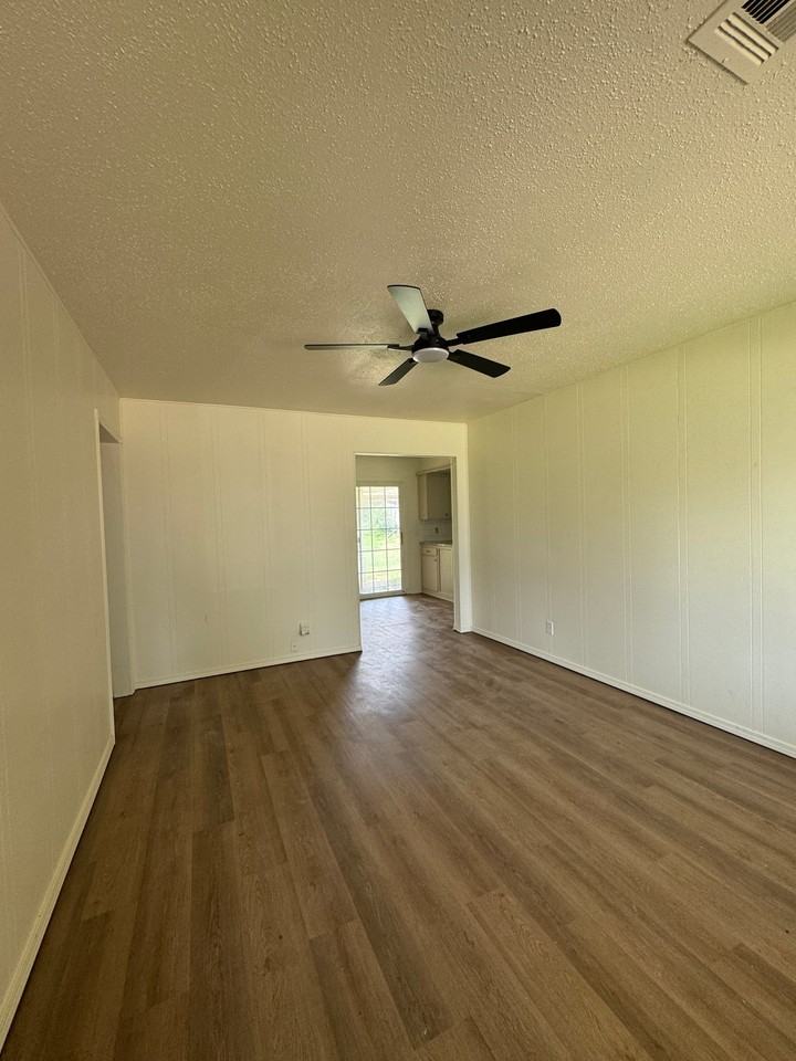 213 Sw 23rd St - Photo 2 of 8