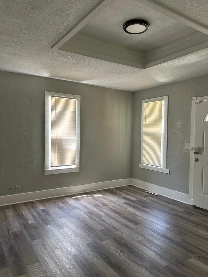 121 S Fuller St - Photo 2 of 16