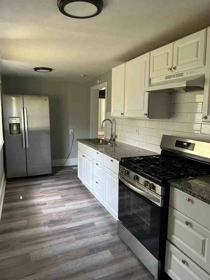 121 S Fuller St - Photo 3 of 16