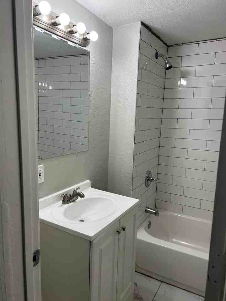 121 S Fuller St - Photo 4 of 16