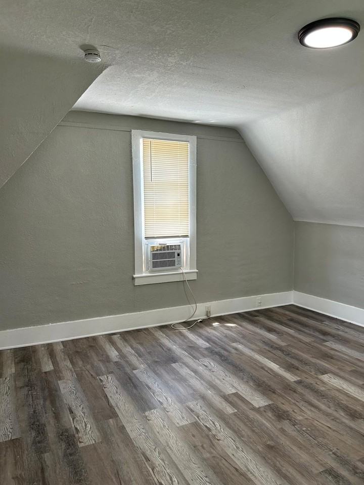 121 S Fuller St - Photo 5 of 16