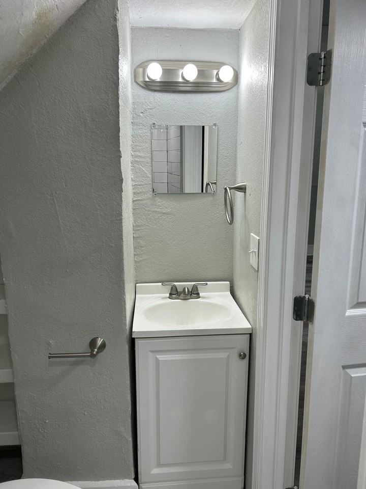 121 S Fuller St - Photo 6 of 16