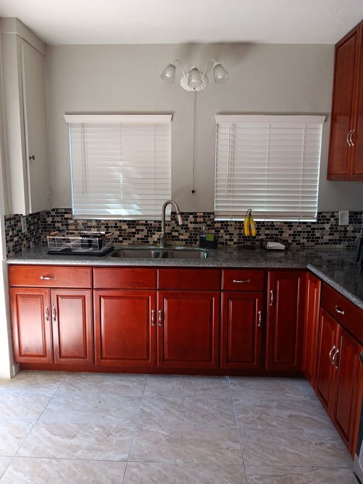 710 E Orange St - Photo 4 of 7