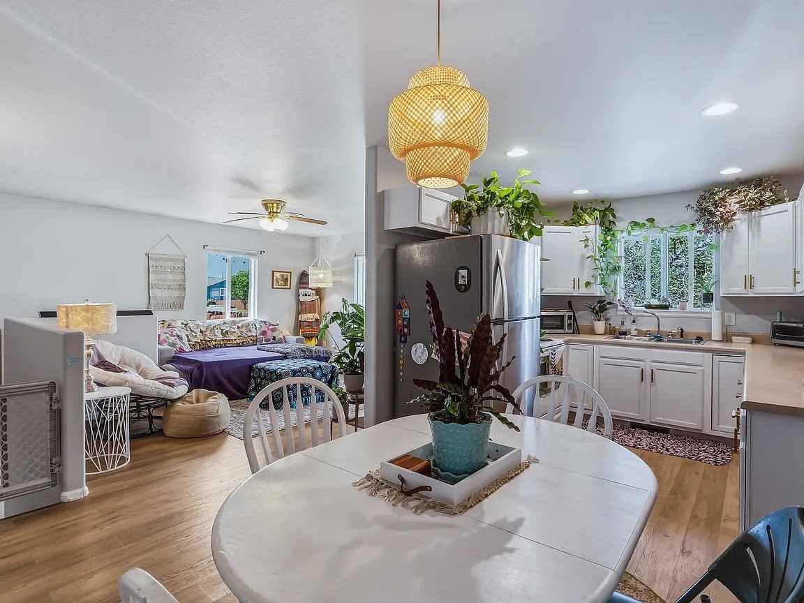 2114 Meadow Dr - Photo 3 of 8
