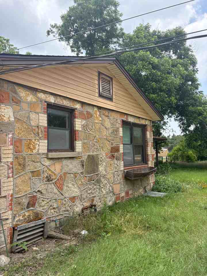 1527 Gas House Rd - Photo 2 of 14