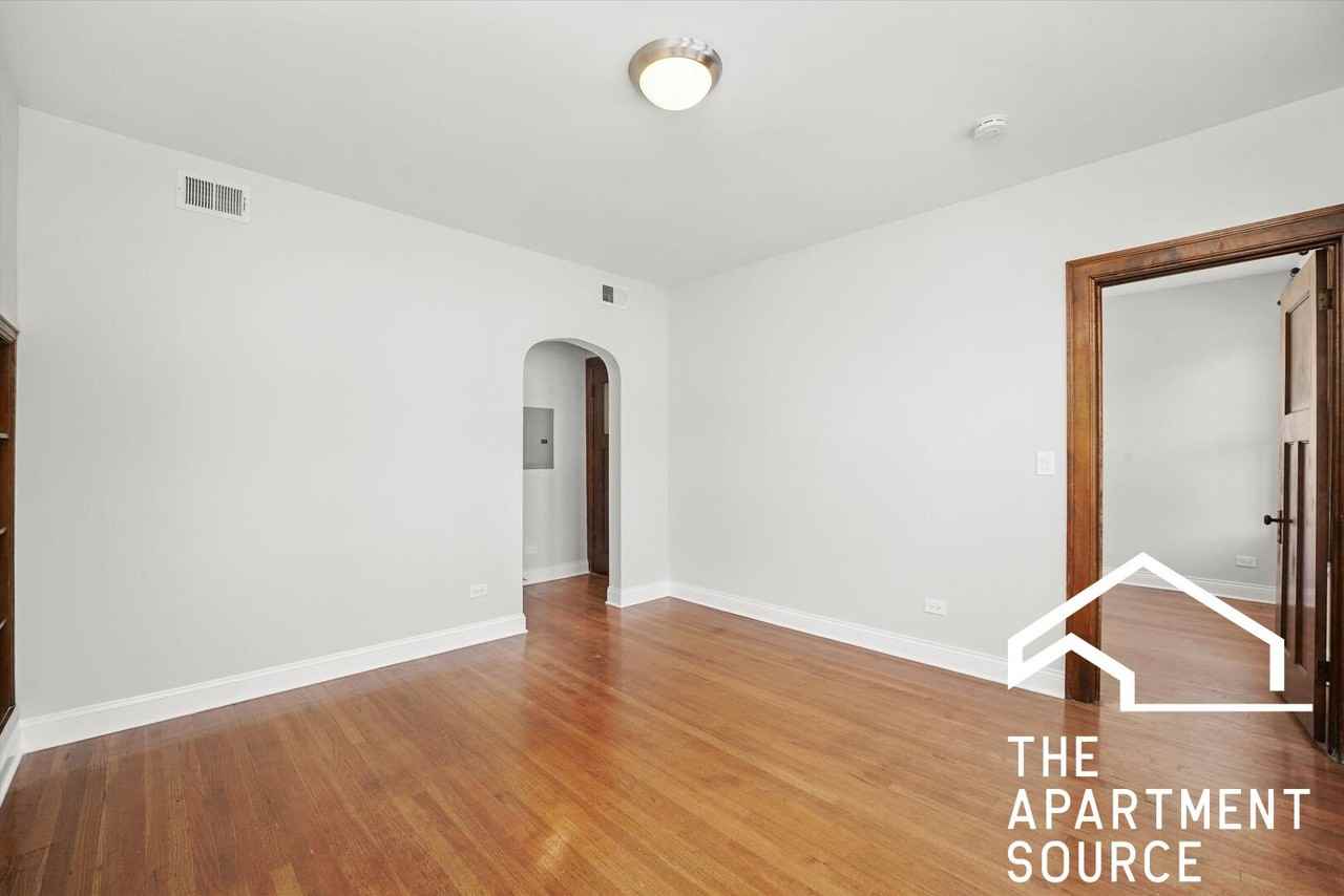 3050 N Milwaukee Ave #2R
