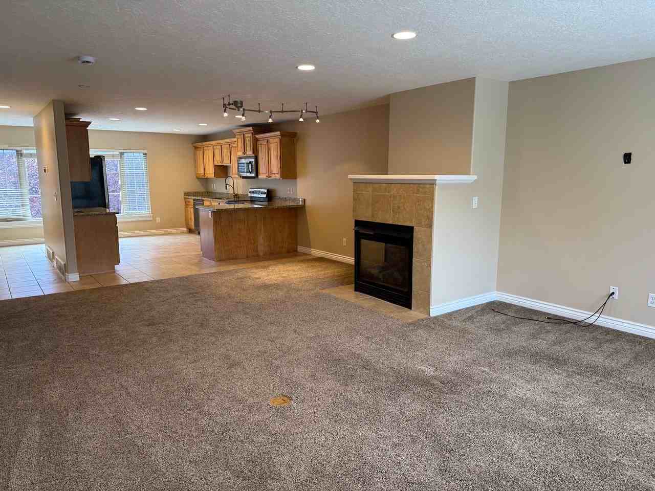 1361 E Mossy Springs Ln - Photo 4 of 20