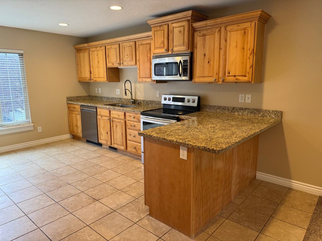 1361 E Mossy Springs Ln - Photo 5 of 20
