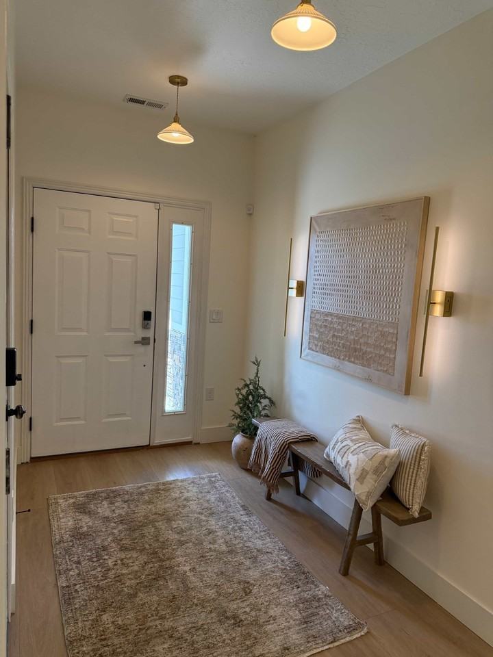 370 Nw - Photo 2 of 20