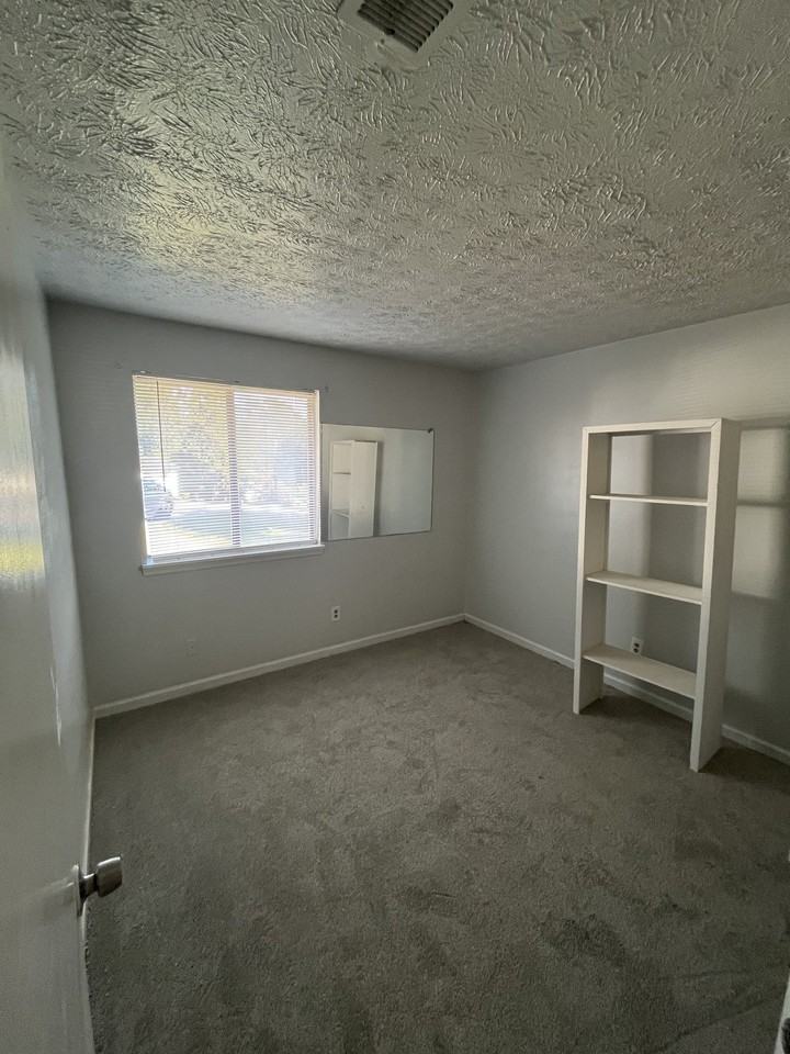 1074 Sparrow Ct - Photo 6 of 10