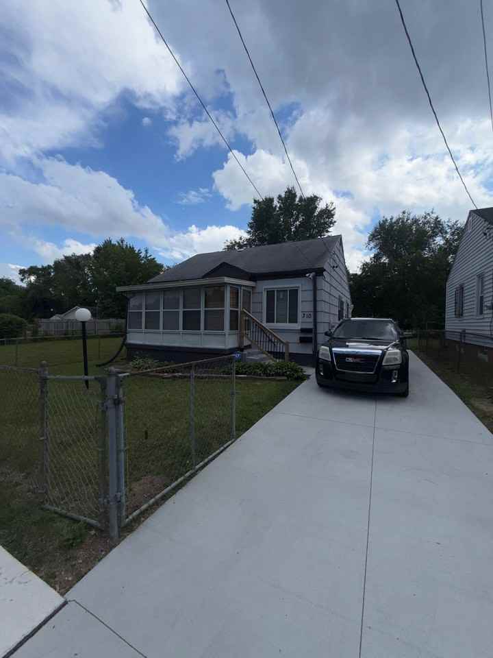310 E Lyndon Ave - Photo 2 of 14