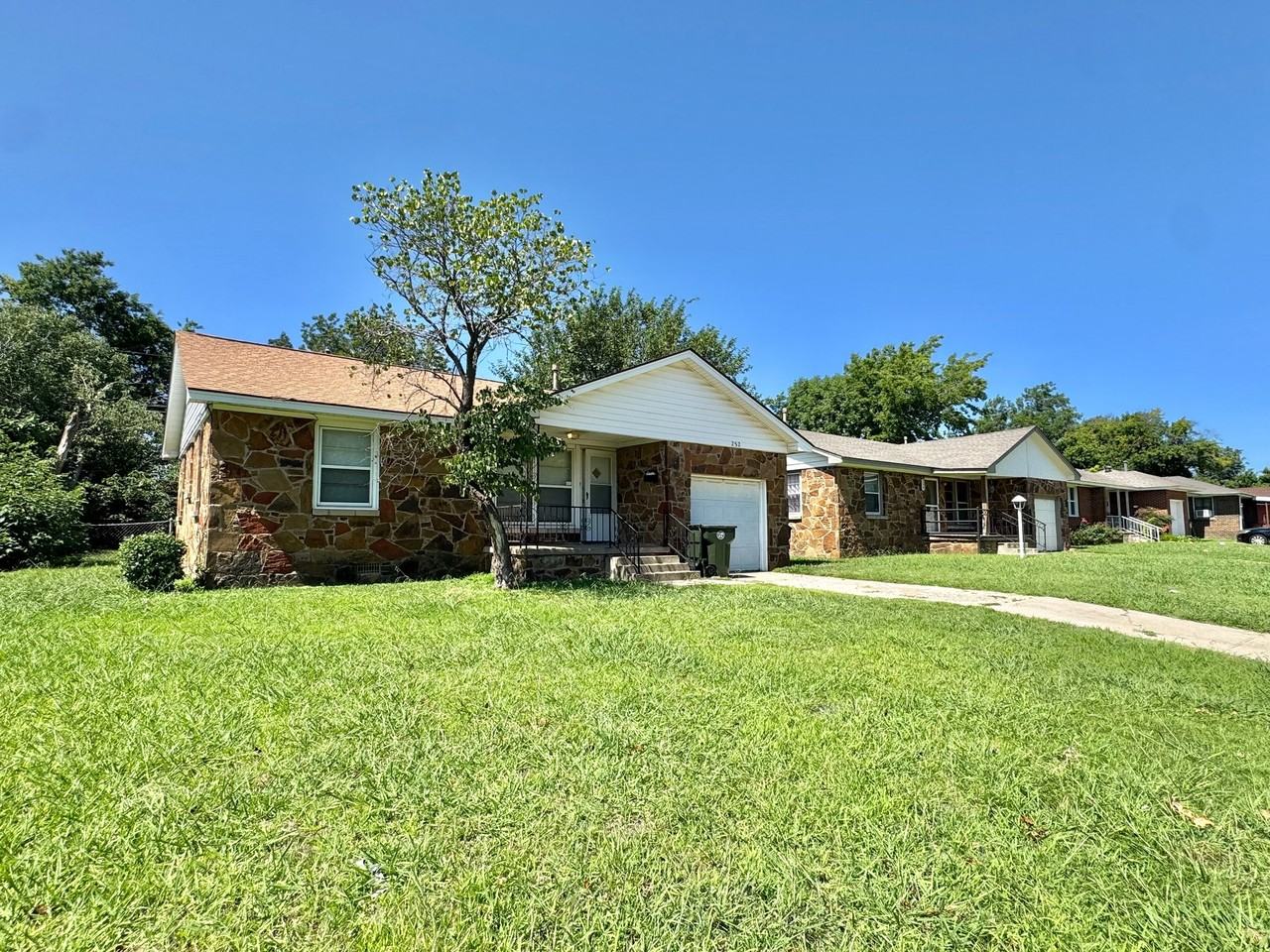 252 E Coe Dr - Photo 3 of 20