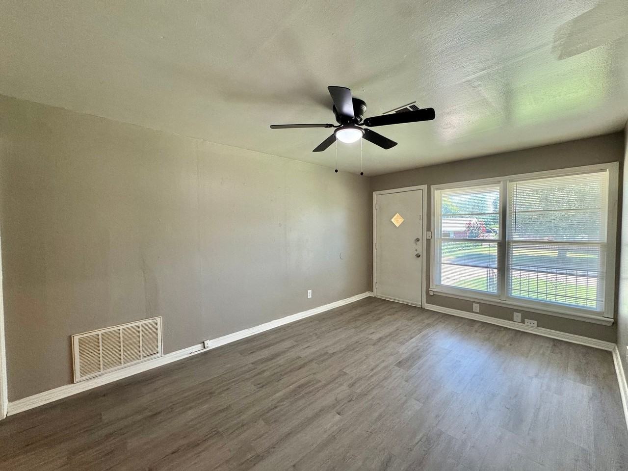 252 E Coe Dr - Photo 6 of 20