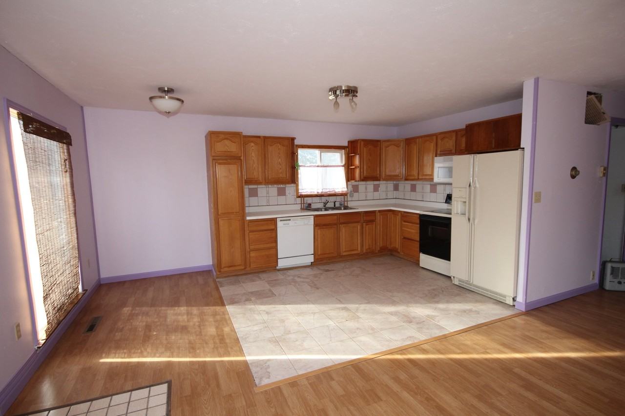 438 W 2nd St - Photo 7 of 11