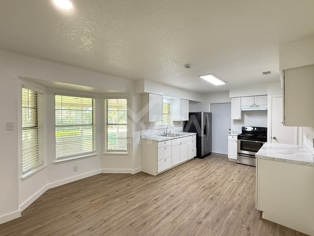 4126 Valleyfield St - Photo 5 of 18