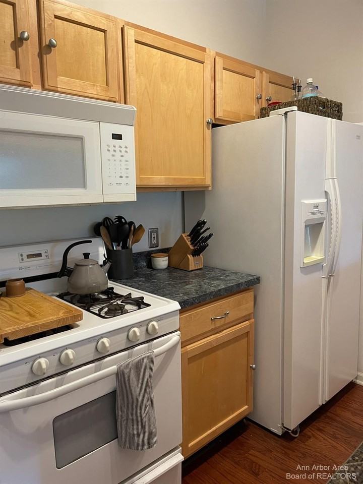 1085 Joyce Ln - Photo 3 of 16
