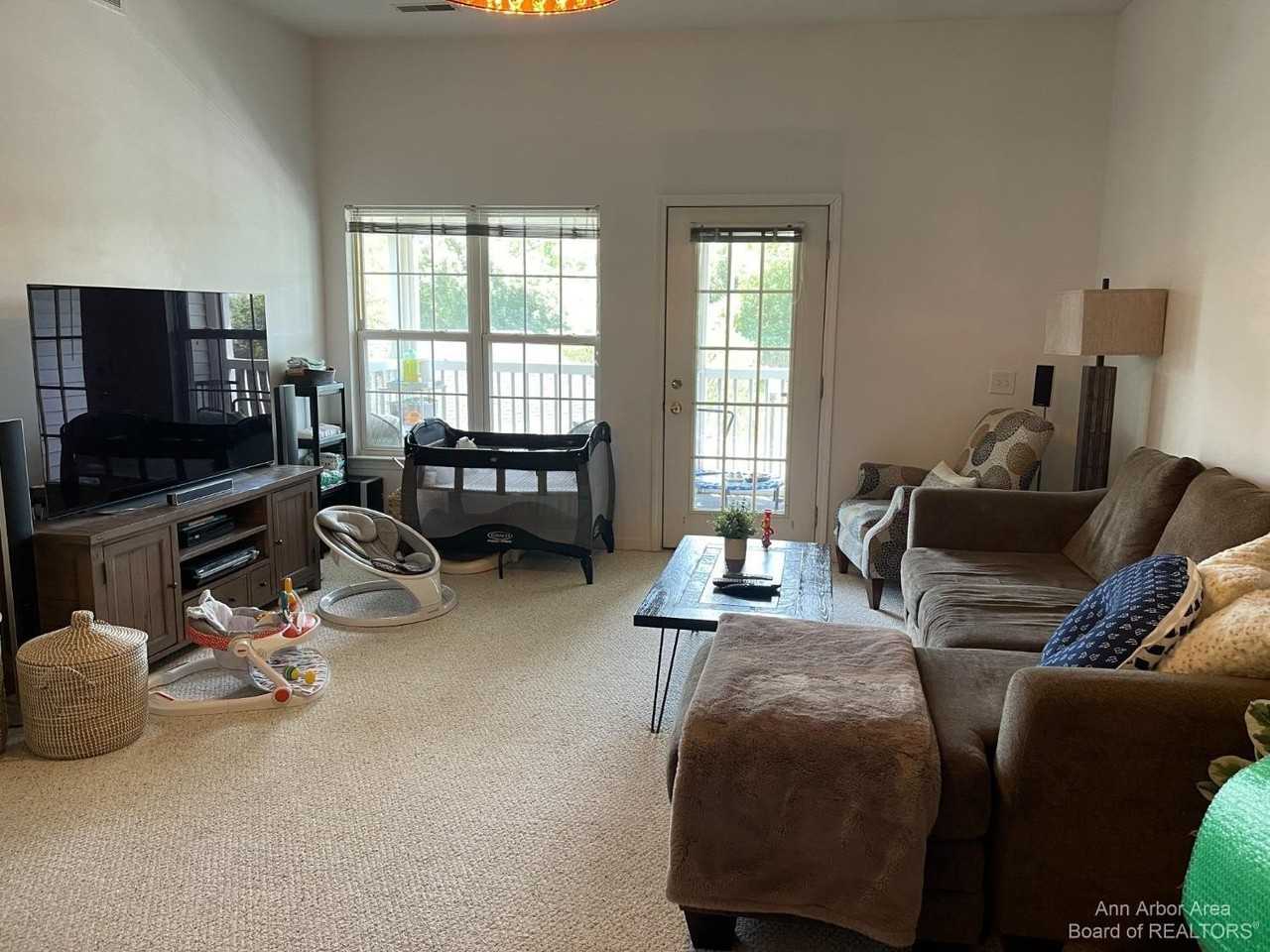 1085 Joyce Ln - Photo 4 of 16